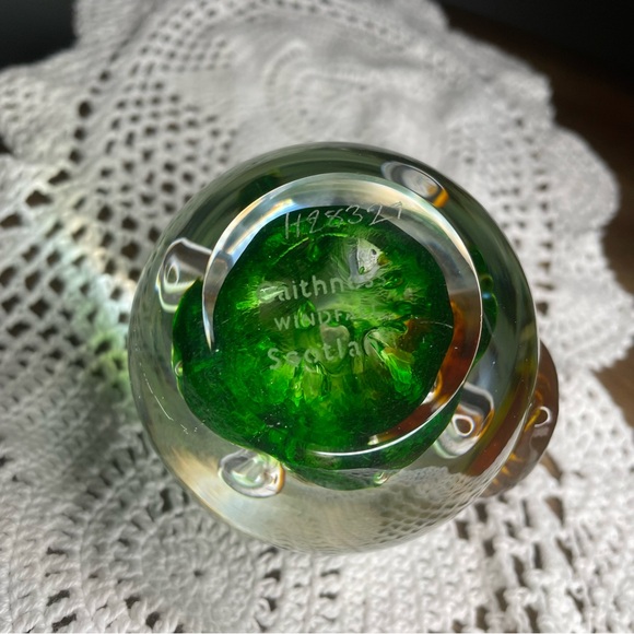 CAITHNESS WINDFALL Scotland Paperweight Apple Hand Blown Glass Signed - Picture 4 of 7